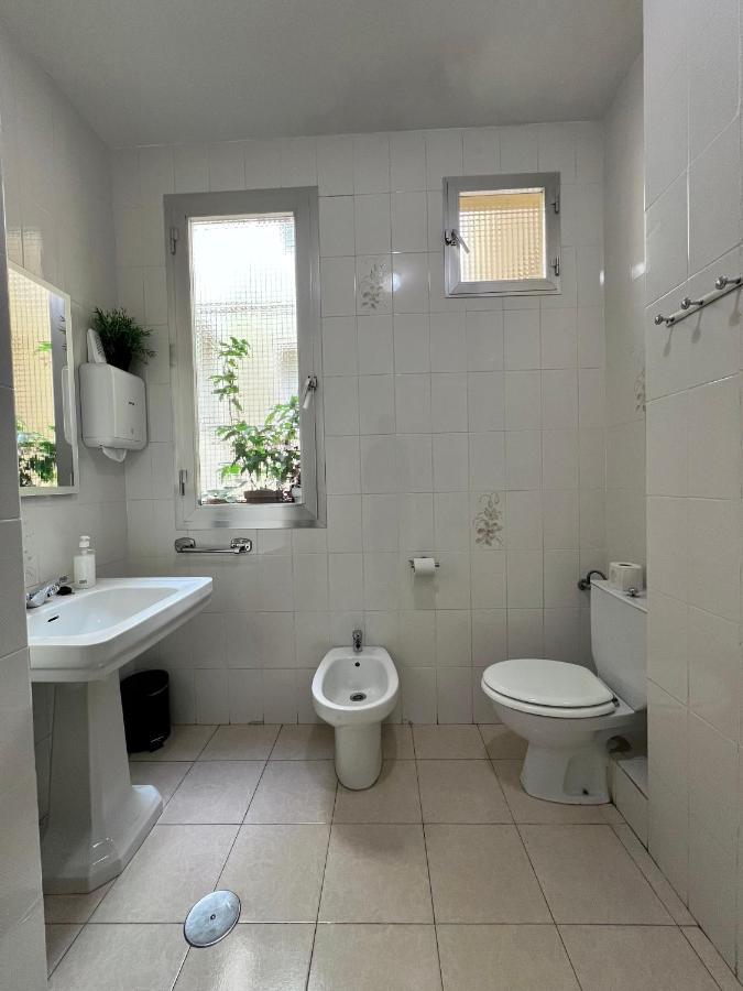 Hostal Conde De Alba Madrid Kültér fotó