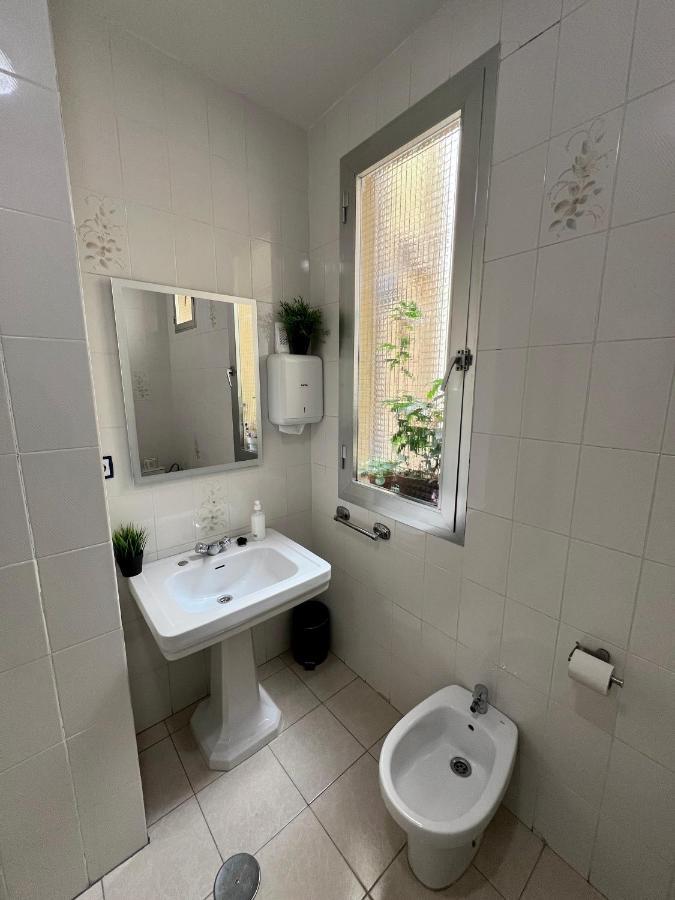 Hostal Conde De Alba Madrid Kültér fotó