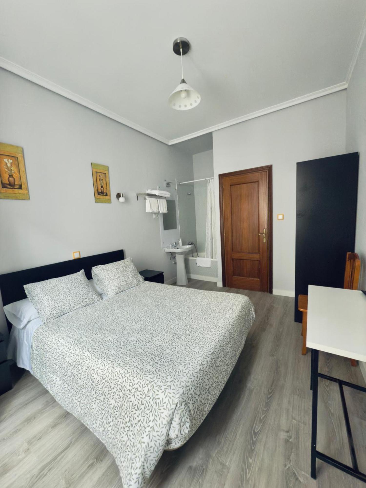 Hostal Conde De Alba Madrid Kültér fotó