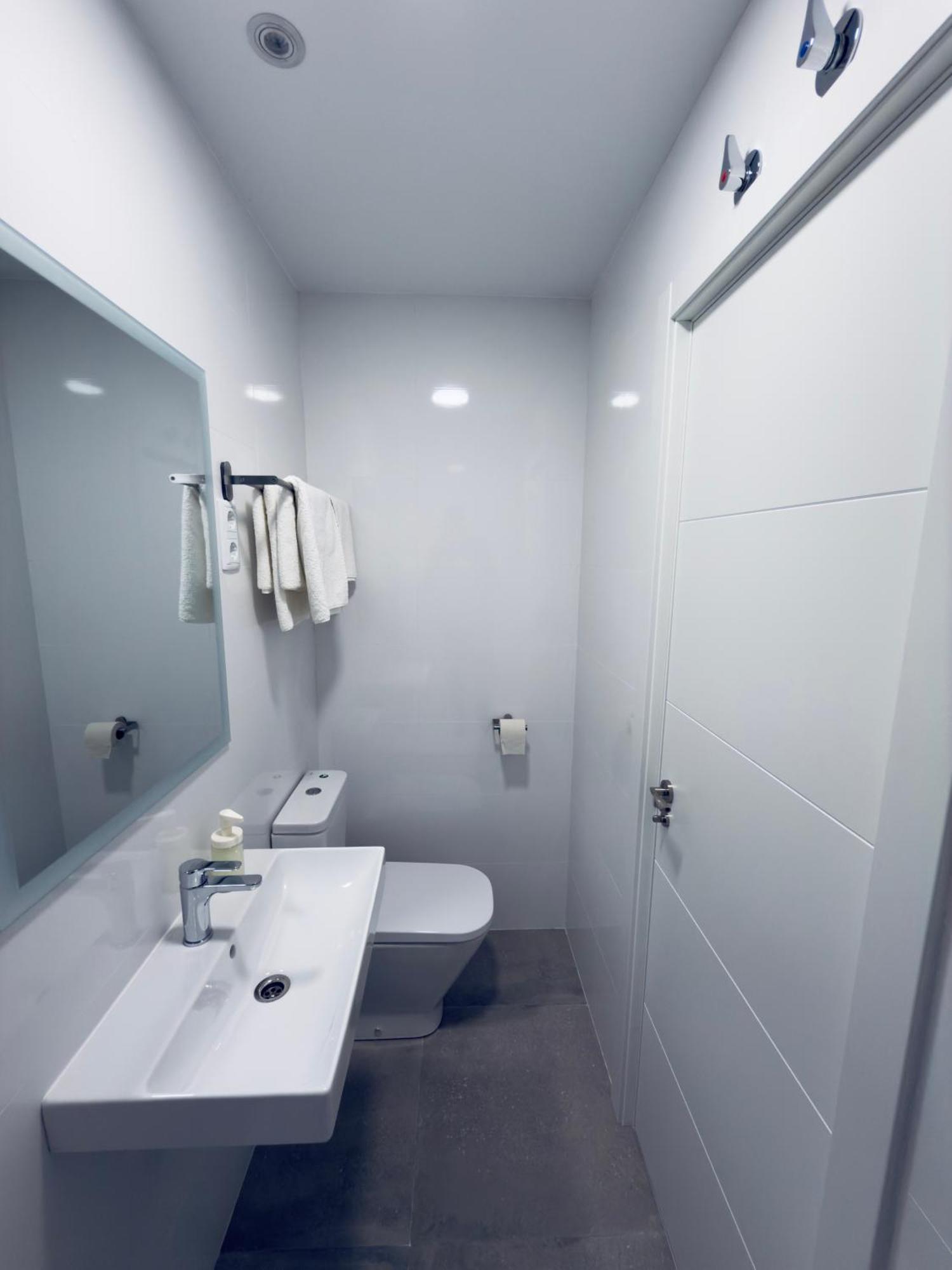 Hostal Conde De Alba Madrid Kültér fotó
