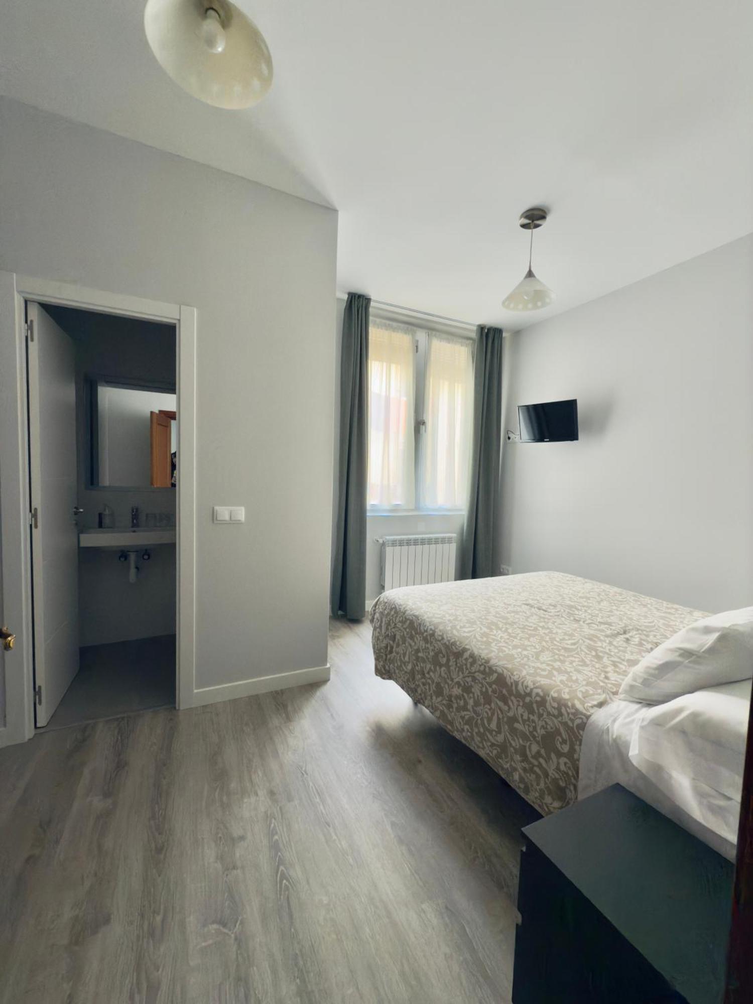 Hostal Conde De Alba Madrid Kültér fotó