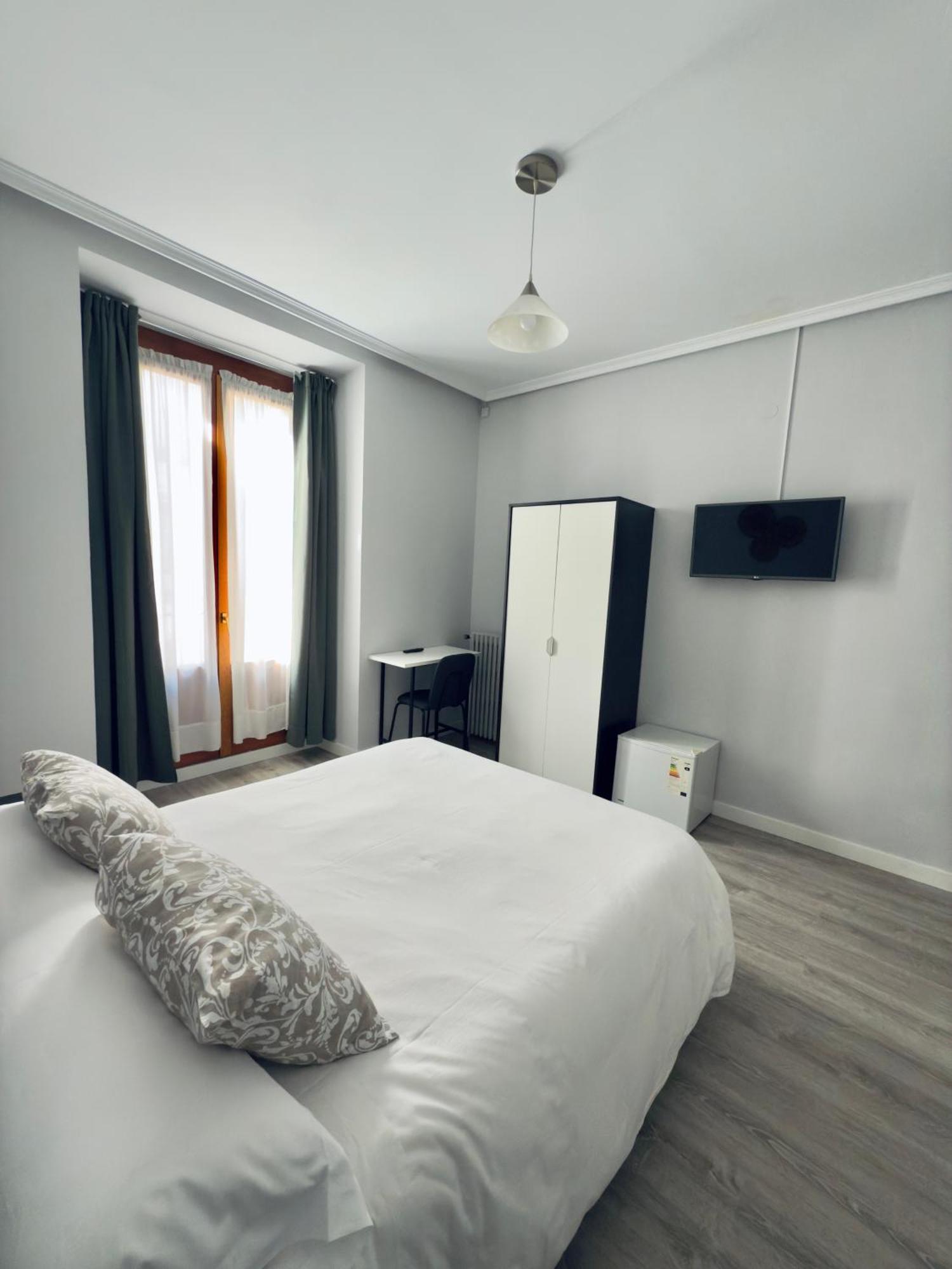 Hostal Conde De Alba Madrid Kültér fotó