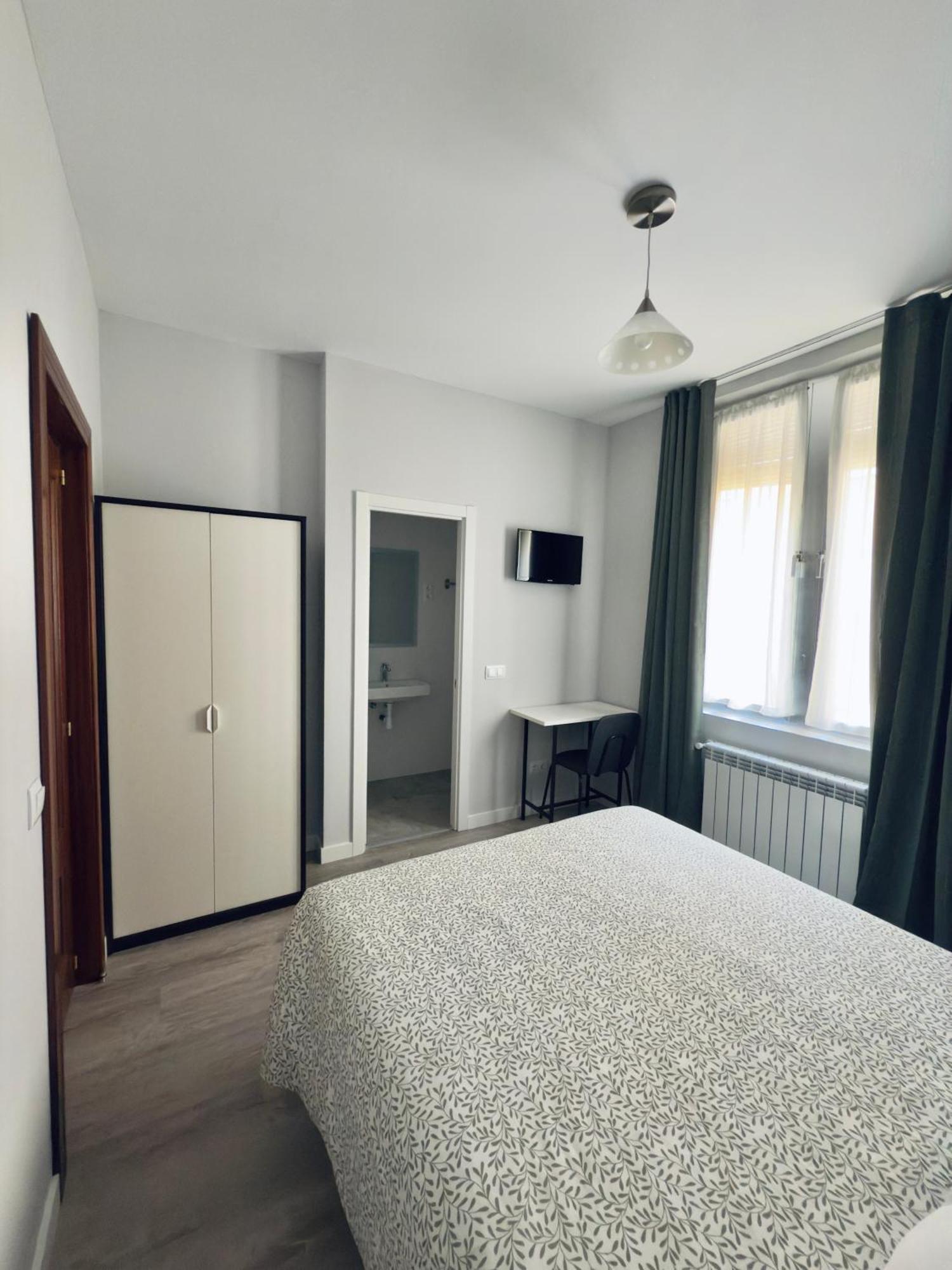Hostal Conde De Alba Madrid Kültér fotó