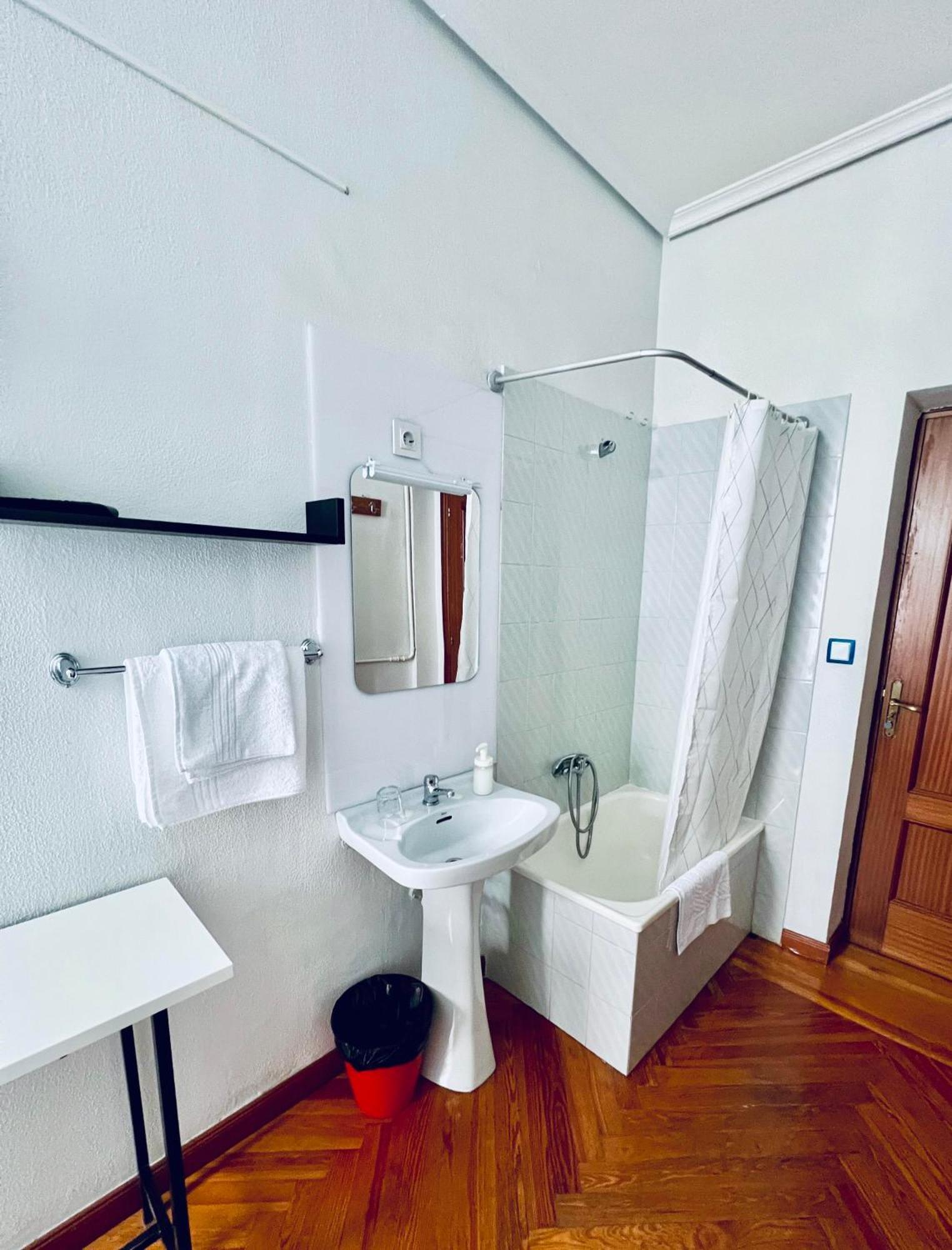 Hostal Conde De Alba Madrid Kültér fotó