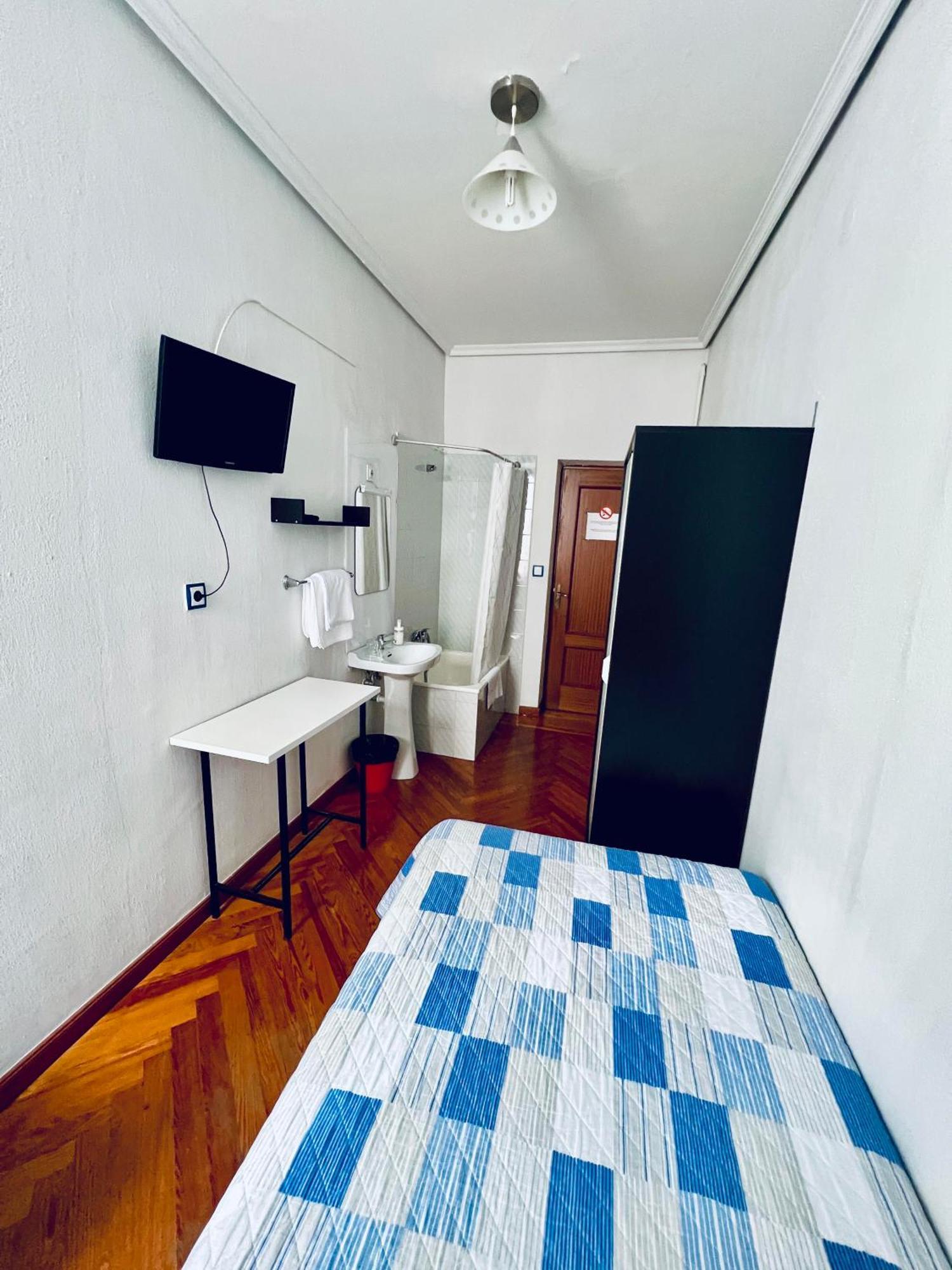 Hostal Conde De Alba Madrid Kültér fotó