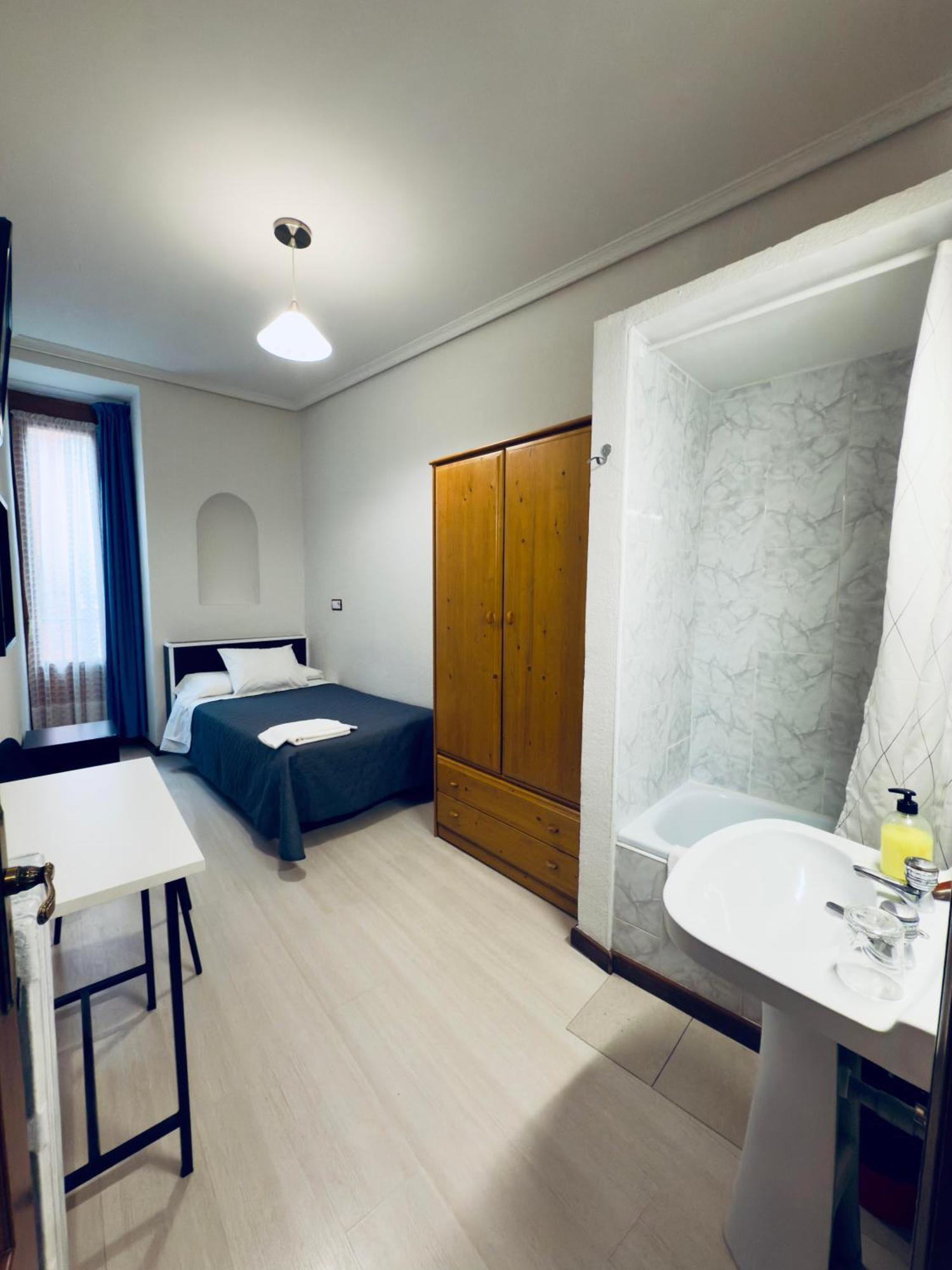 Hostal Conde De Alba Madrid Kültér fotó