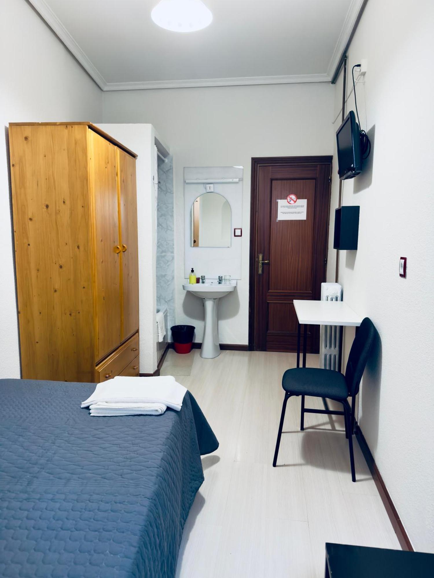 Hostal Conde De Alba Madrid Kültér fotó